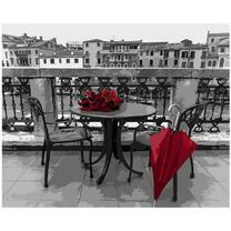 Красные розы и зонт в сером городе