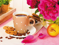 Букет пионов и кофе с овсяным печеньем