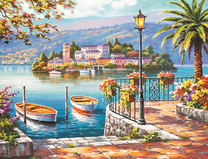 Прекрасный причал для лодок в летнем городе