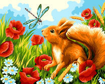 Белочка и стрекоза на цветущем лугу